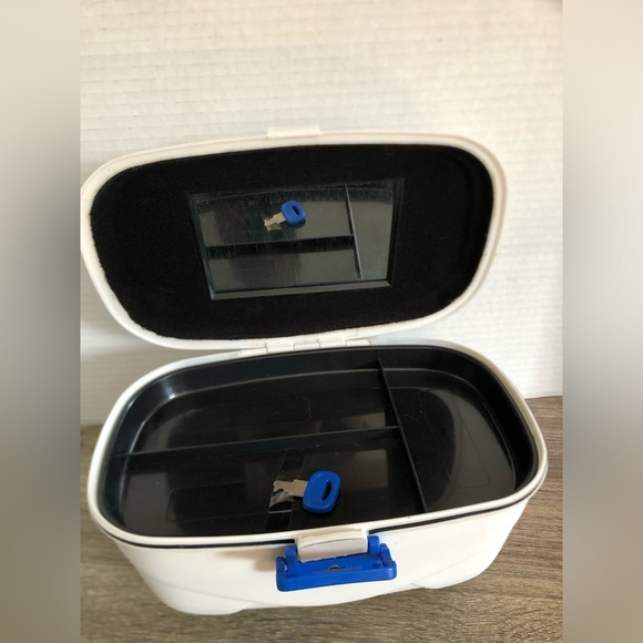 90s Yves Rocher Hard Sided Locking Makeup Case - Picture 2 of 9